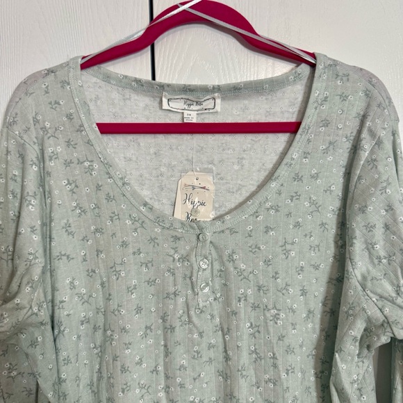 NWT. Hippie Rose Trendy Plus Size Printed Henley Neck Top Juniors 3X Sage Ditsy. - Picture 2 of 14
